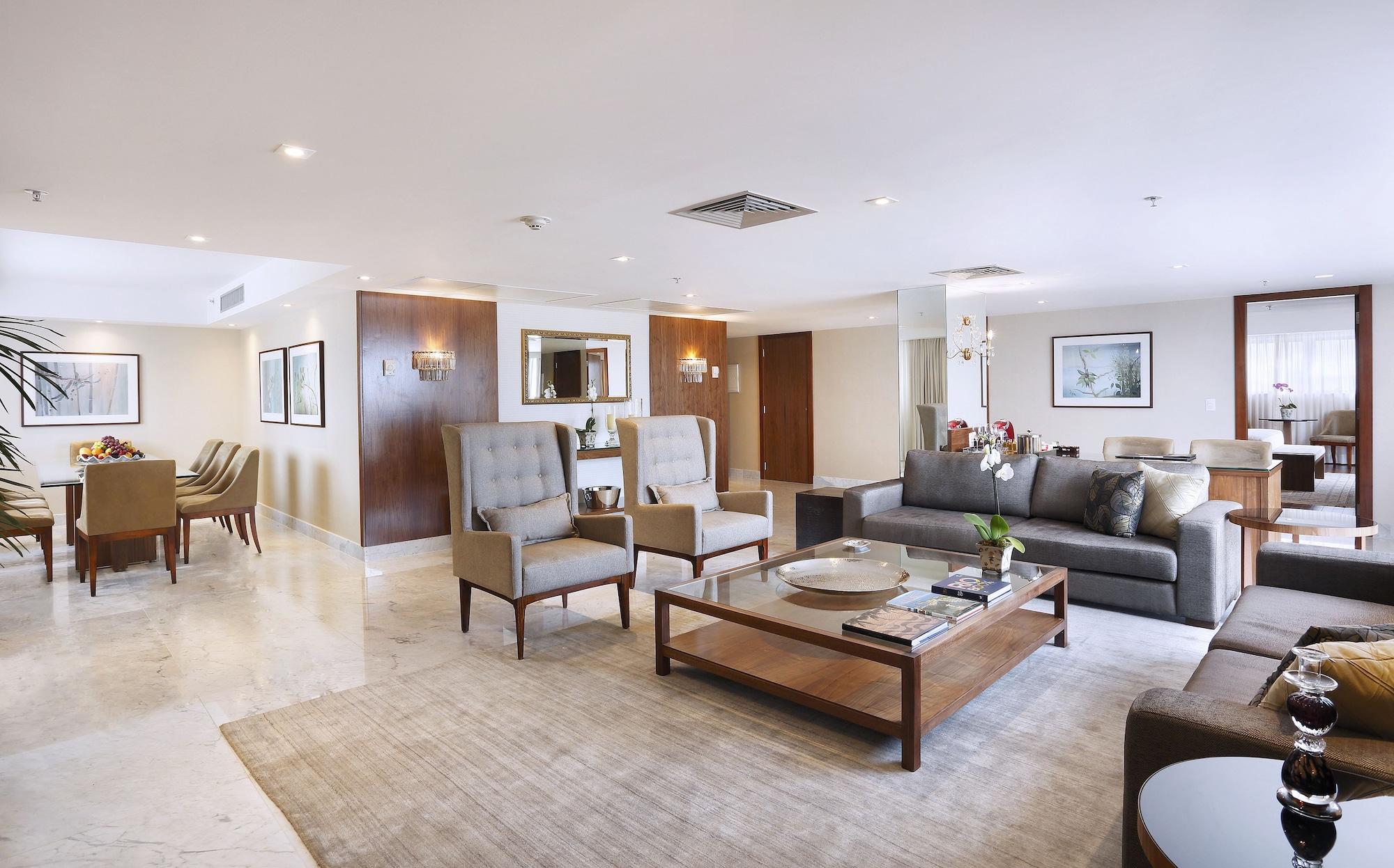 Windsor Marapendi Hotel Rio de Janeiro Eksteriør billede A living room in a suite at the Four Seasons Hotel, London
