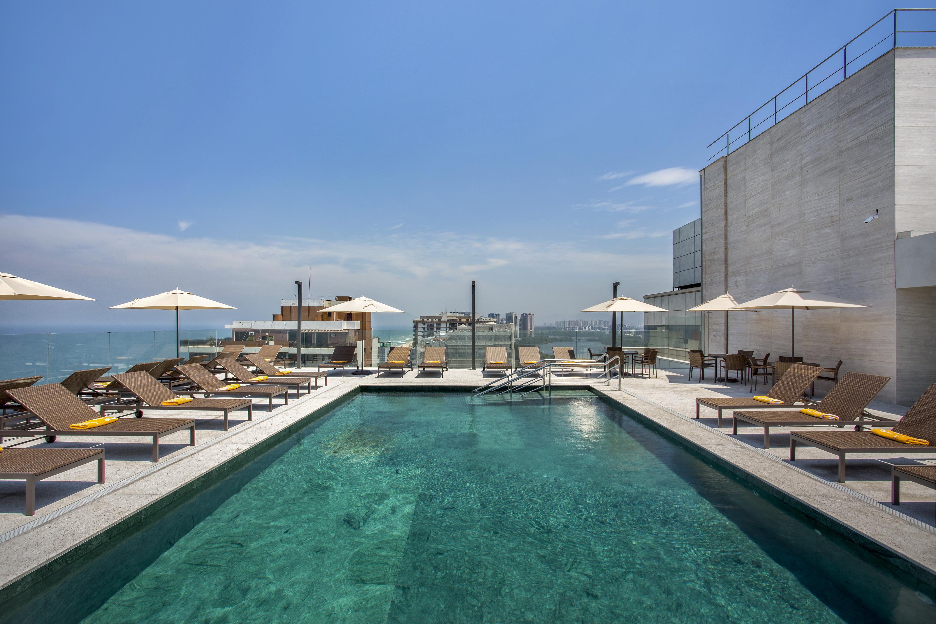 Windsor Marapendi Hotel Rio de Janeiro Eksteriør billede The rooftop pool at the hotel