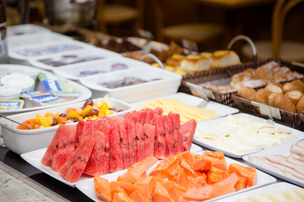 Windsor Marapendi Hotel Rio de Janeiro Eksteriør billede A buffet of fruit